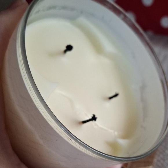 White Barn Laundry Day Candle - Cream and Silver - Picture 4 of 4